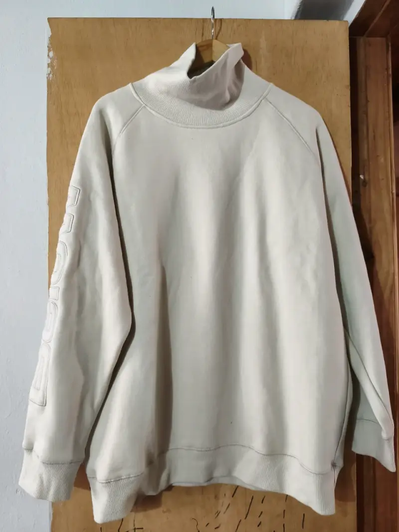 Polerón beige con cuello alto unisex