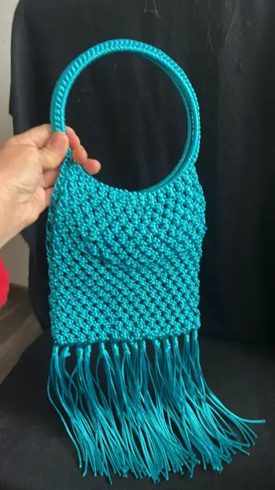 Bolso tejido a mano color turquesa con flecos - miniatura 1