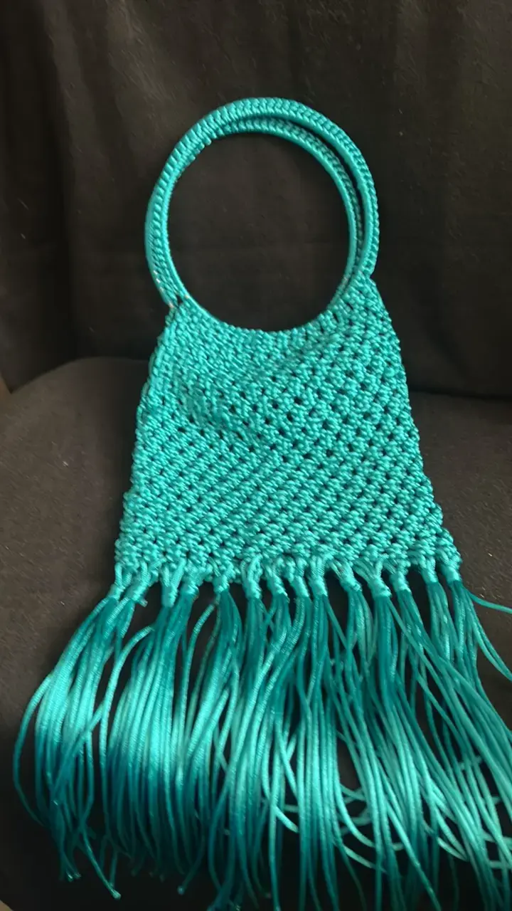 Bolso tejido a mano color turquesa con flecos - 2