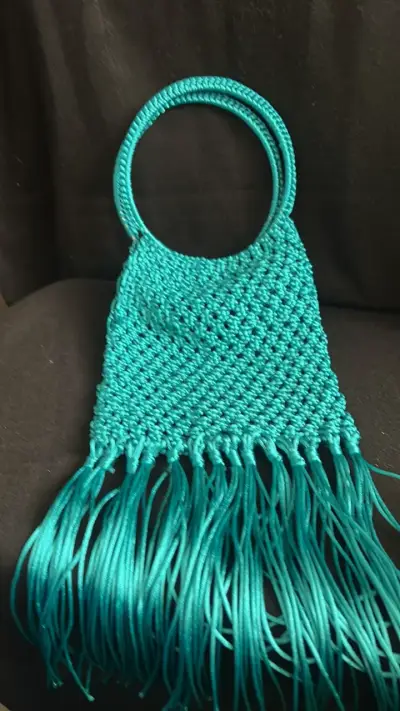 Bolso tejido a mano color turquesa con flecos - miniatura 2