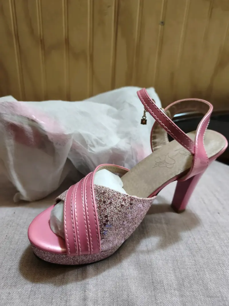 Sandalias de tacón alto rosadas con brillo - 1