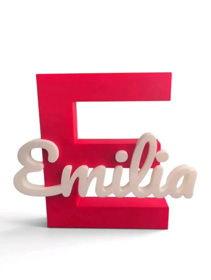 Letra decorativa roja con nombre