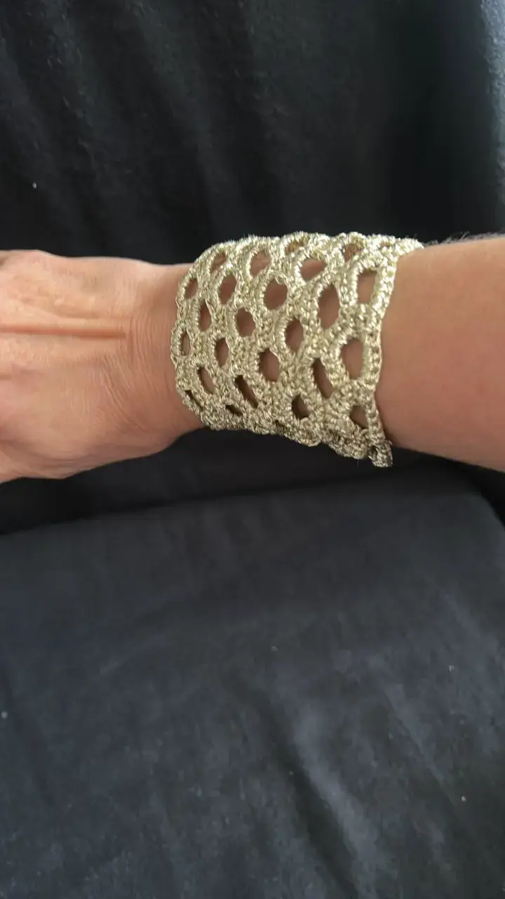 Brazalete tejido dorado elegante - 1