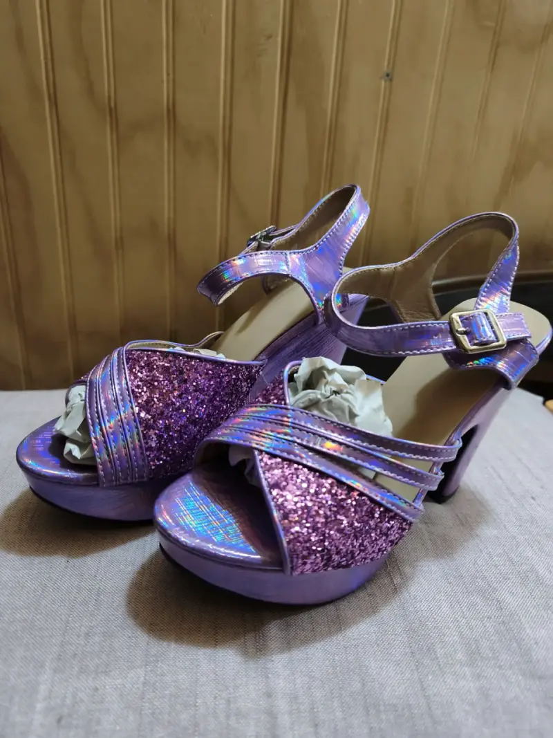 Sandalias de tacón alto moradas con brillo - 1