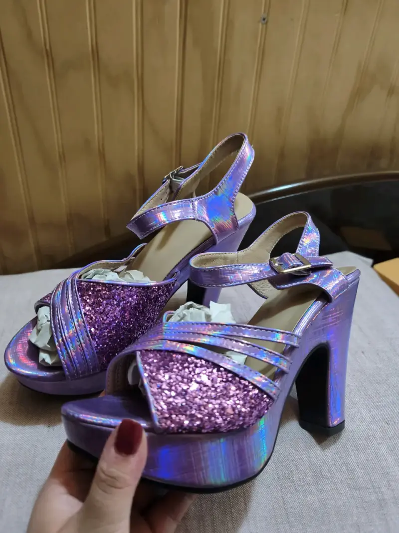 Sandalias de tacón alto moradas con brillo - 2