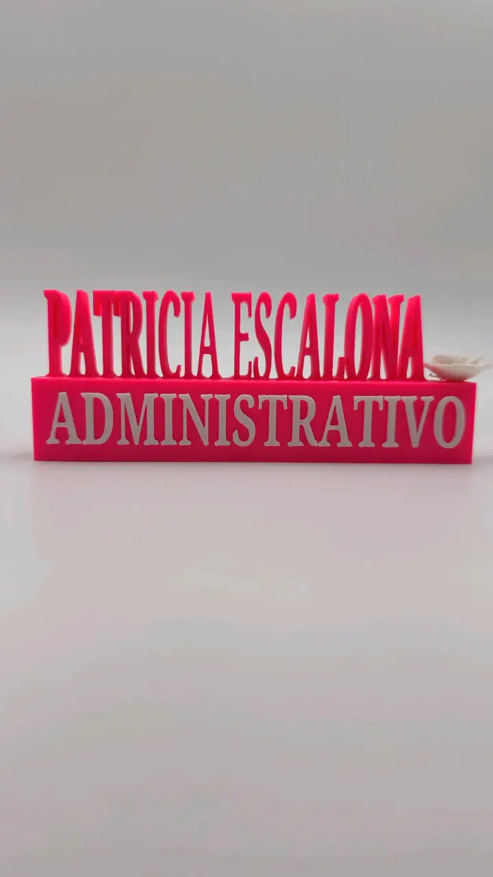 Letrero de escritorio personalizado con nombre y cargo