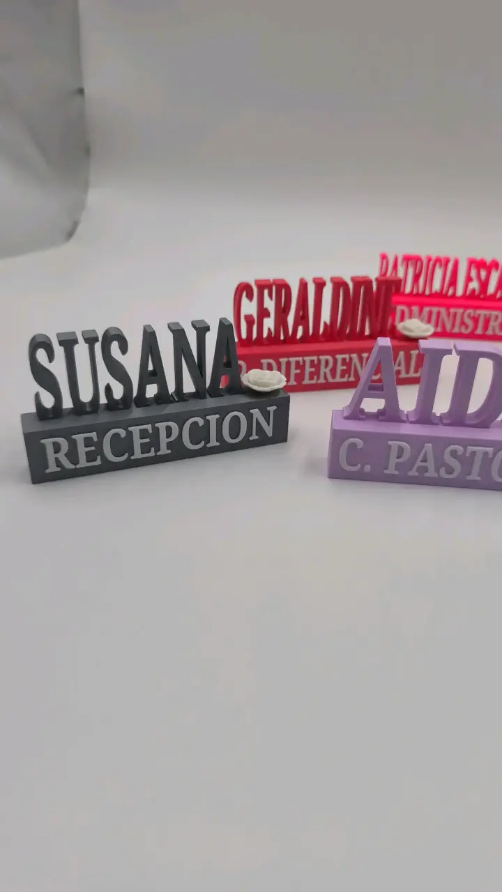 Letrero de escritorio personalizado con nombre y cargo - 2