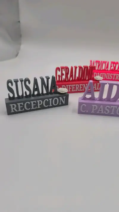 Letrero de escritorio personalizado con nombre y cargo - miniatura 2