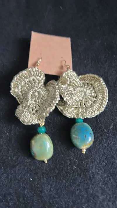 Aros colgantes dorados con piedras turquesa - miniatura 1