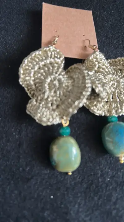 Aros colgantes dorados con piedras turquesa - miniatura 3