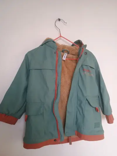 Impermeable infantil verde con capucha de dinosaur - miniatura 1