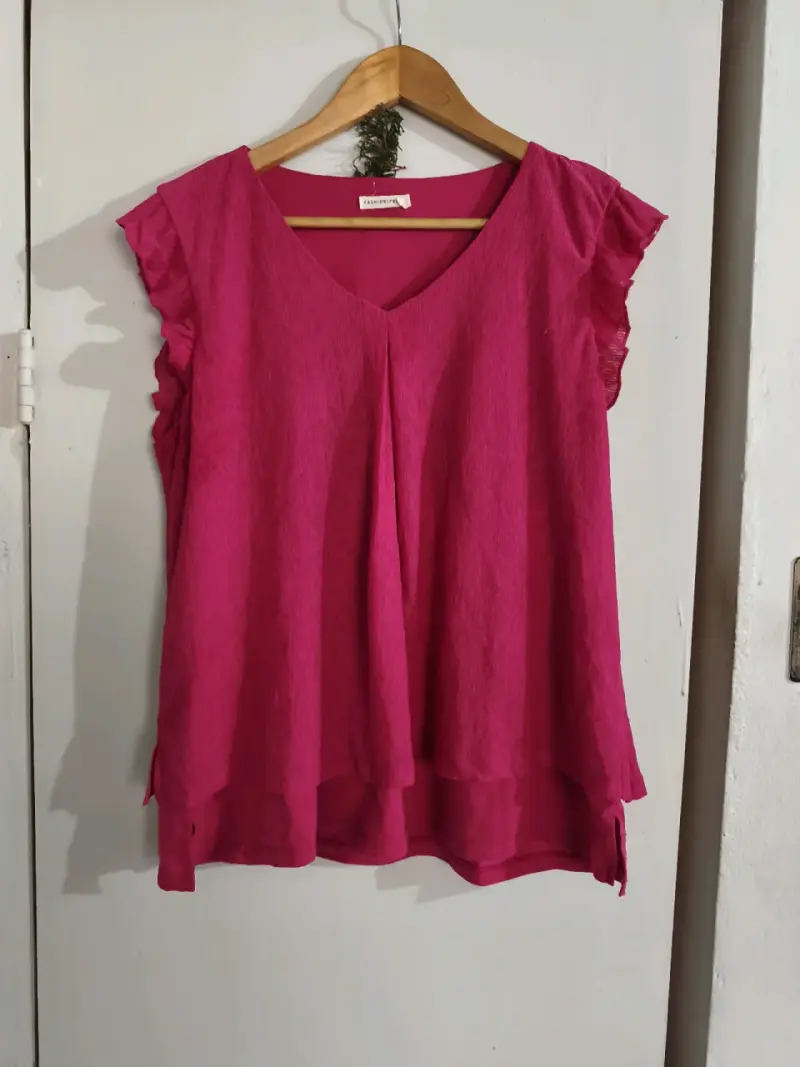 Blusa fucsia con vuelos para mujer
