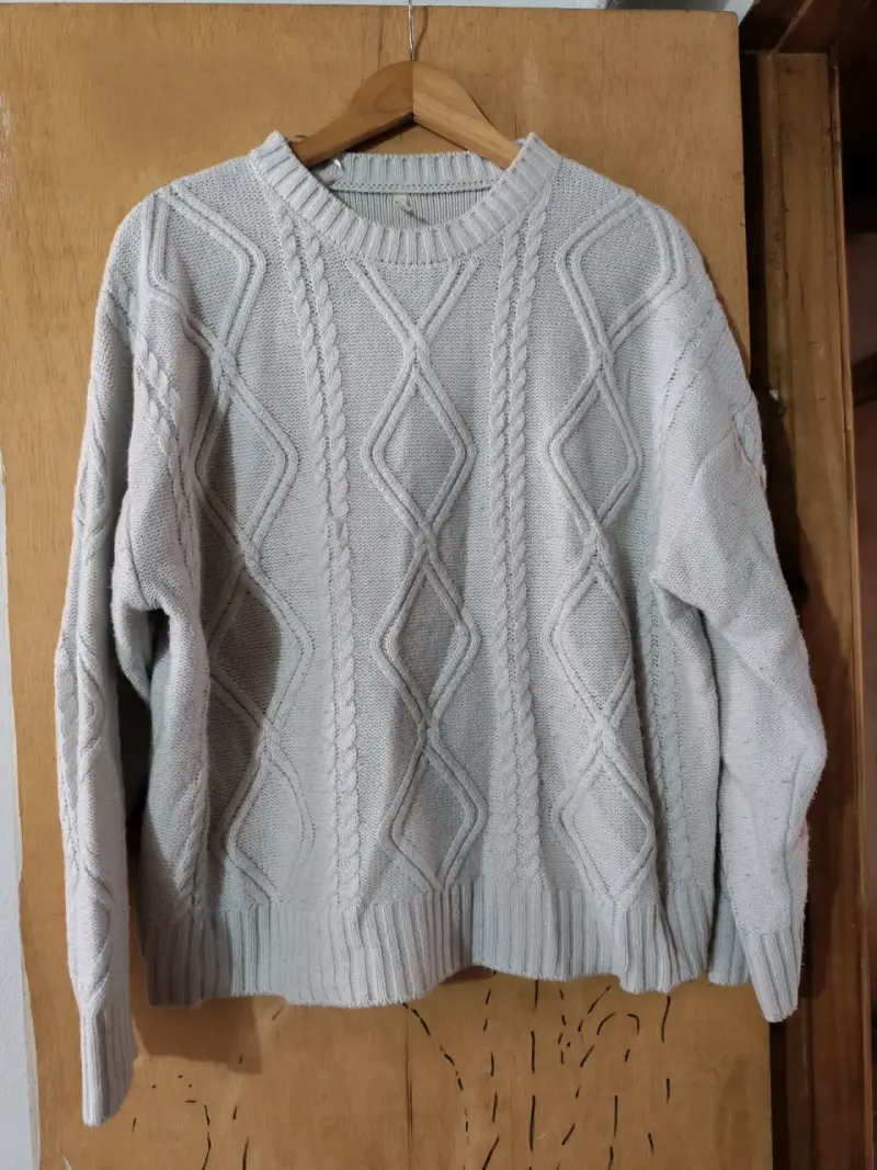 Suéter de lana gris con diseño trenzado