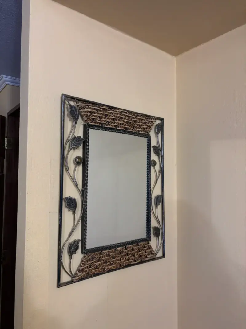 Espejo decorativo con marco de metal y mimbre