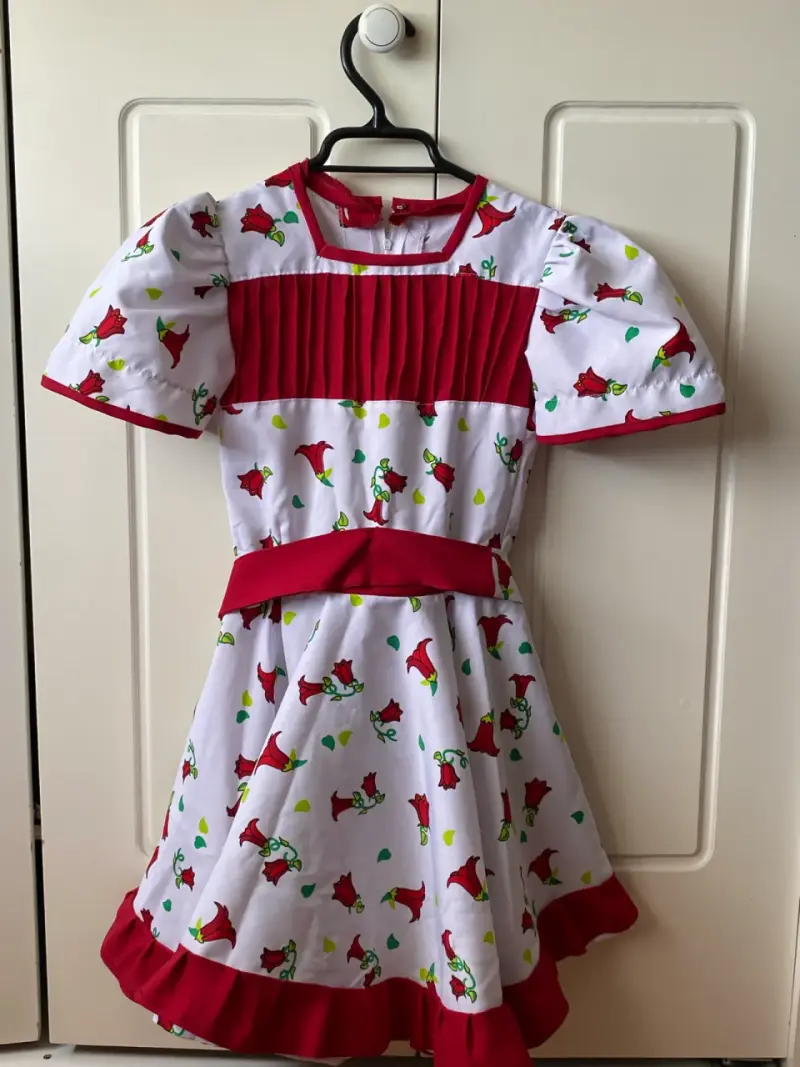 Vestido infantil blanco con estampado floral rojo