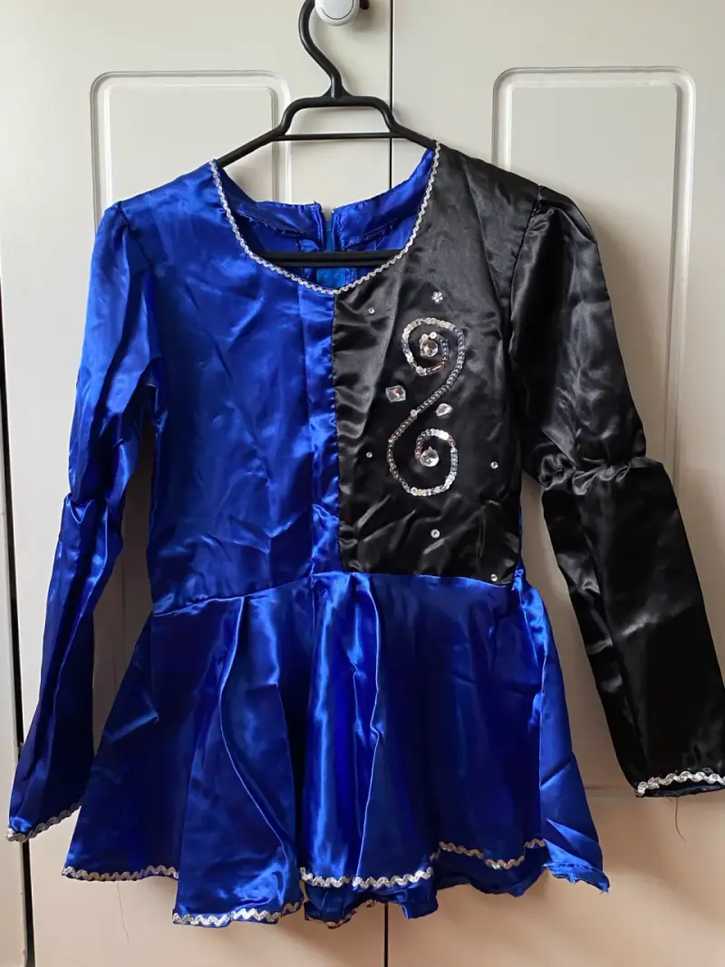 Vestido de baile azul y negro con lentejuelas