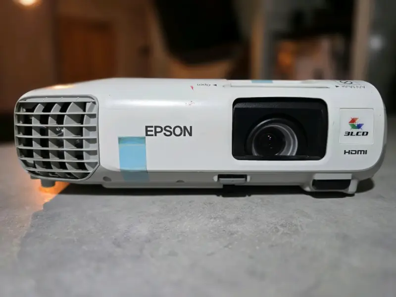 Proyector Epson 3LCD HDMI con cables incluidos - 1