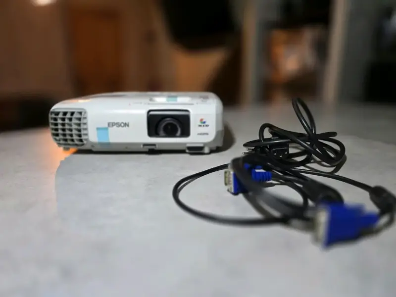 Proyector Epson 3LCD HDMI con cables incluidos - 3