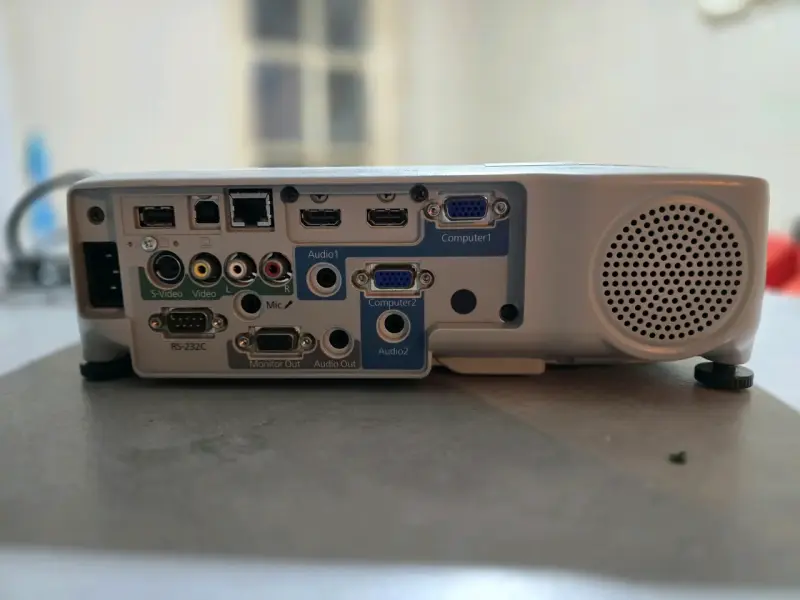Proyector Epson 3LCD HDMI con cables incluidos - 4