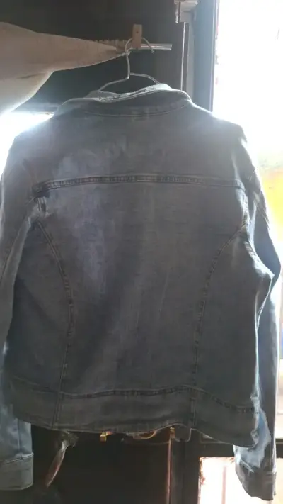 Chaqueta de mezclilla azul para mujer - miniatura 2