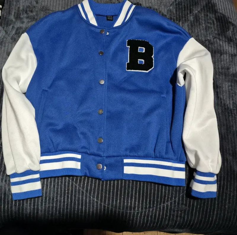 Chaqueta varsity azul y negra con letra B - 1