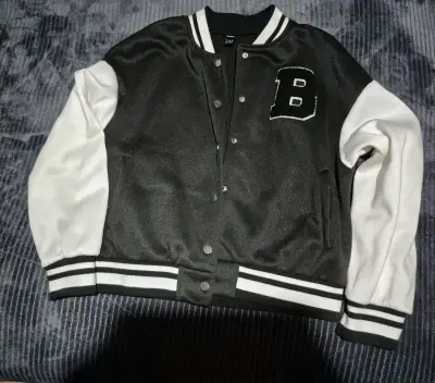 Chaqueta varsity azul y negra con letra B - miniatura 2