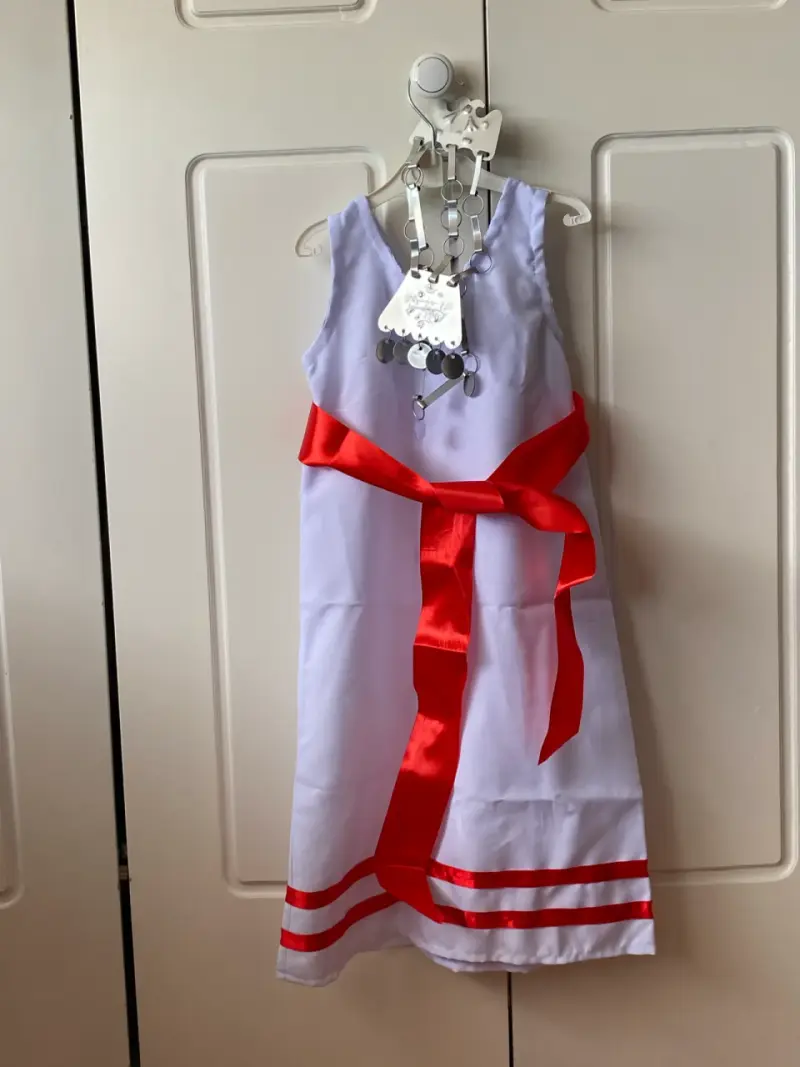 Vestido infantil blanco con cinta roja