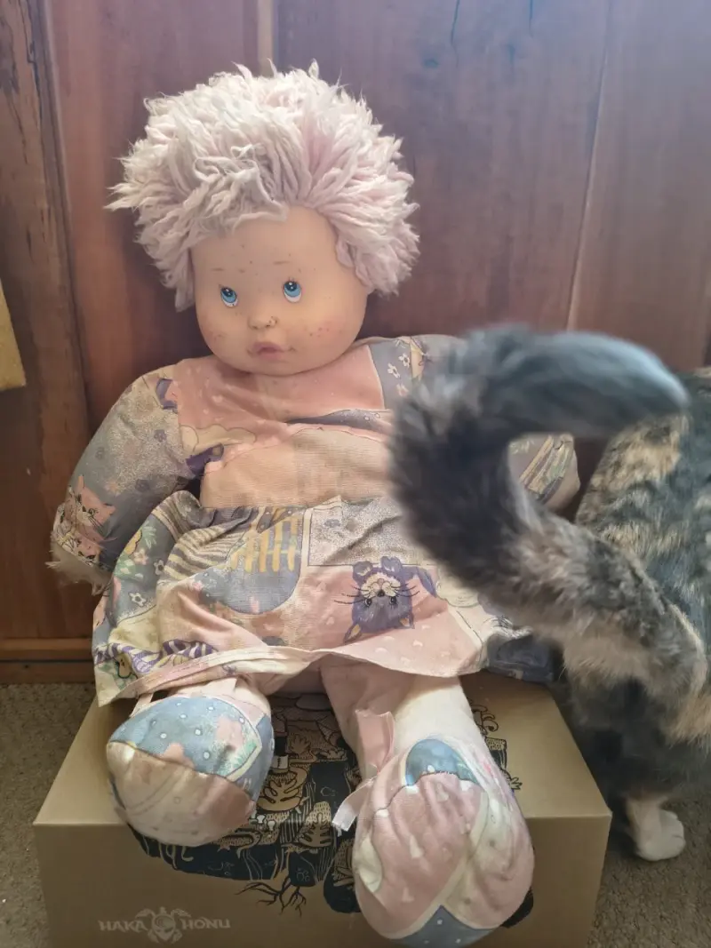 Muñeca de trapo vintage con vestido colorido - 1