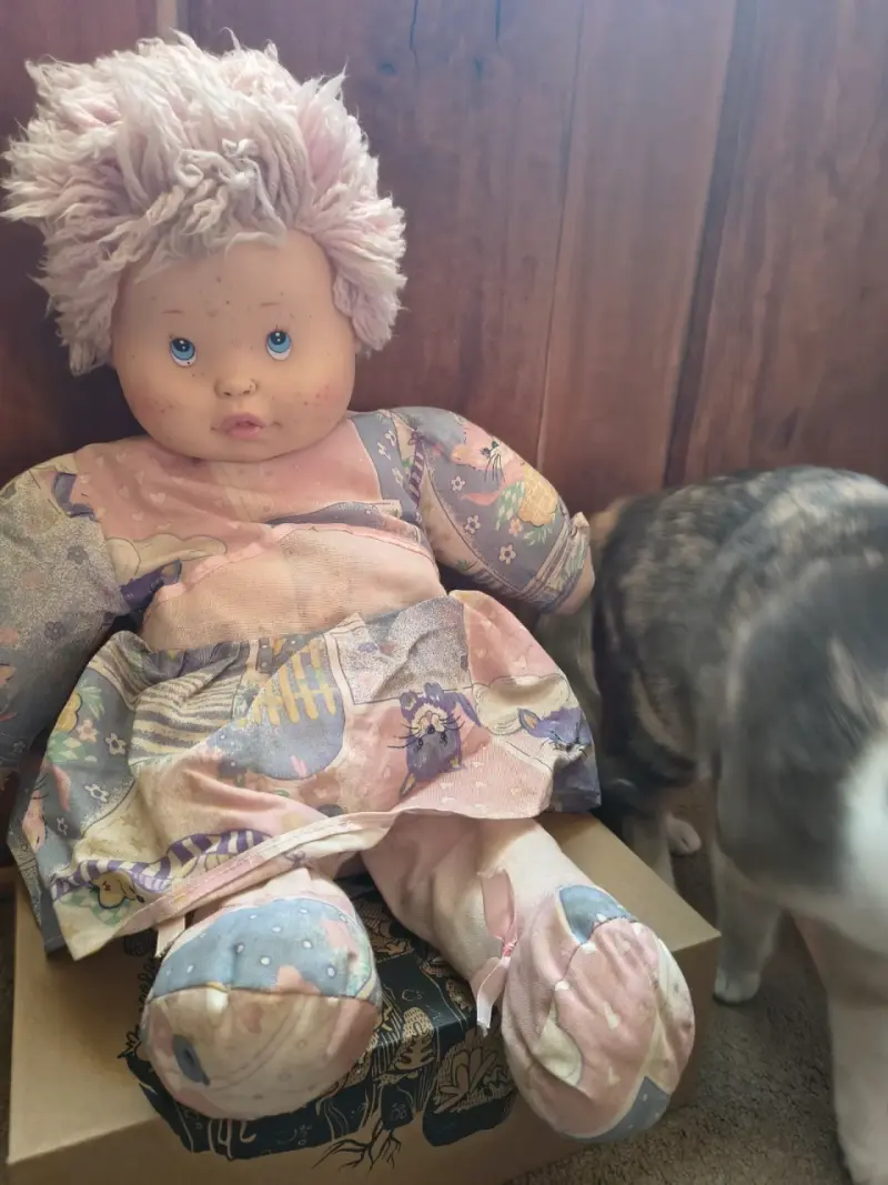 Muñeca de trapo vintage con vestido colorido - 2