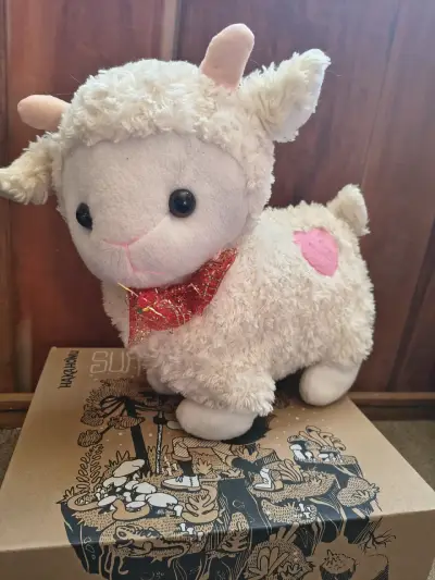 Peluche de oveja con bufanda roja - miniatura 1