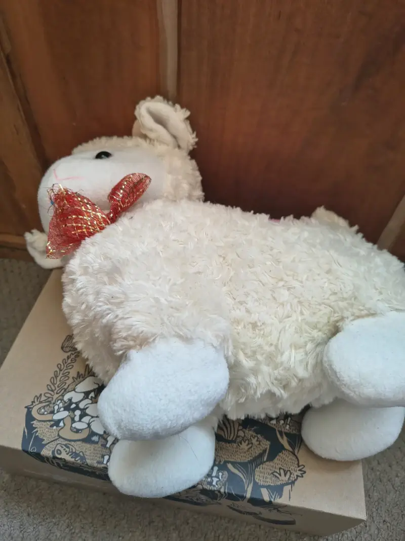 Peluche de oveja con bufanda roja - 2