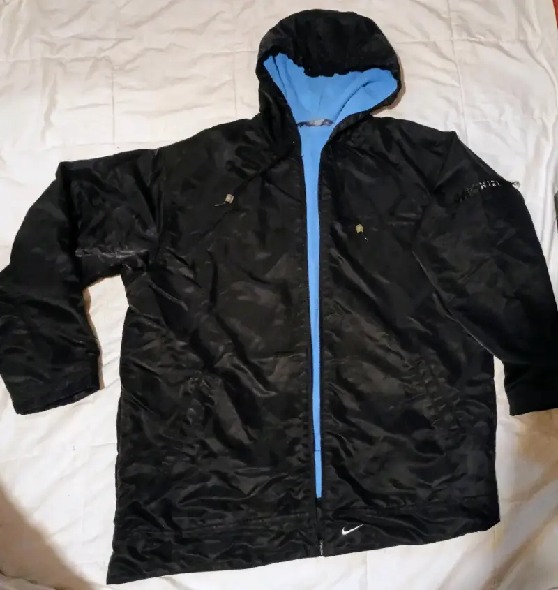 Chaqueta impermeable con capucha Nike negra y azul - 1