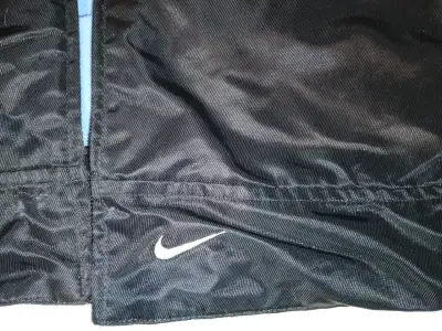 Chaqueta impermeable con capucha Nike negra y azul - miniatura 2