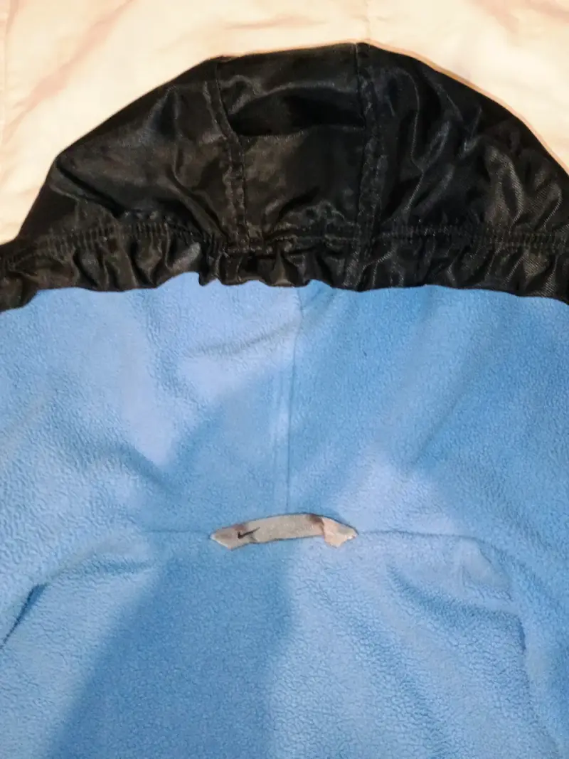 Chaqueta impermeable con capucha Nike negra y azul - 3