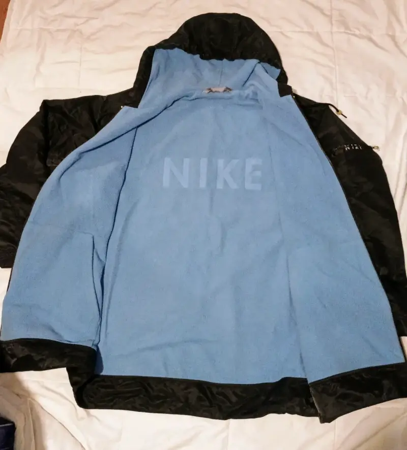 Chaqueta impermeable con capucha Nike negra y azul - 5