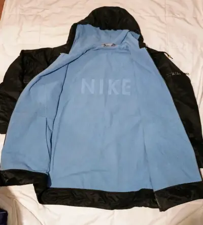 Chaqueta impermeable con capucha Nike negra y azul - miniatura 5