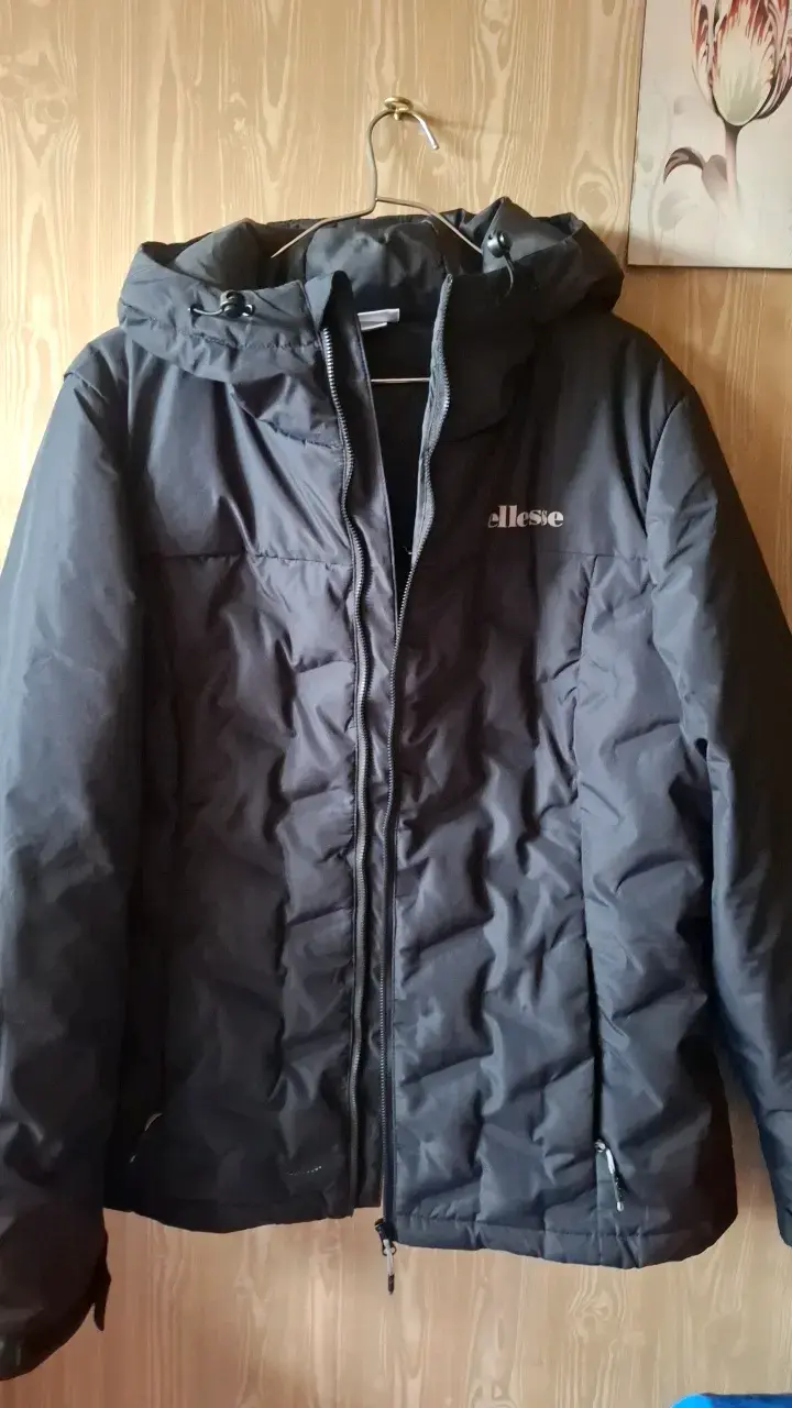 Chaqueta negra con capucha Ellesse para invierno - 1