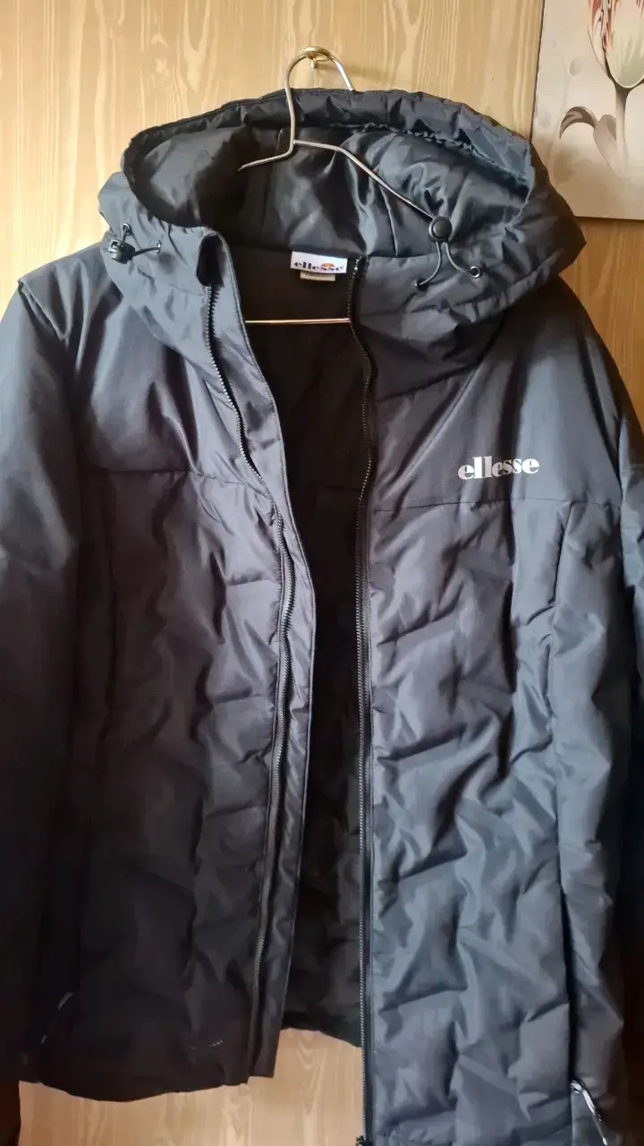 Chaqueta negra con capucha Ellesse para invierno - 3