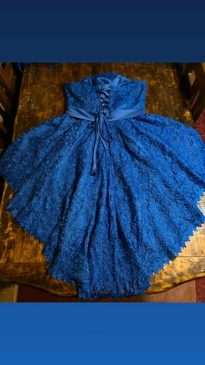 Vestido de fiesta azul con encaje y lazo - 1