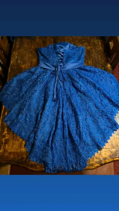 Vestido de fiesta azul con encaje y lazo - miniatura 1
