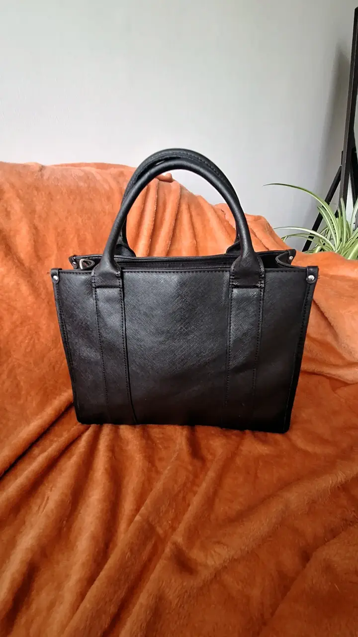 Bolso de mano negro Guess elegante - 2