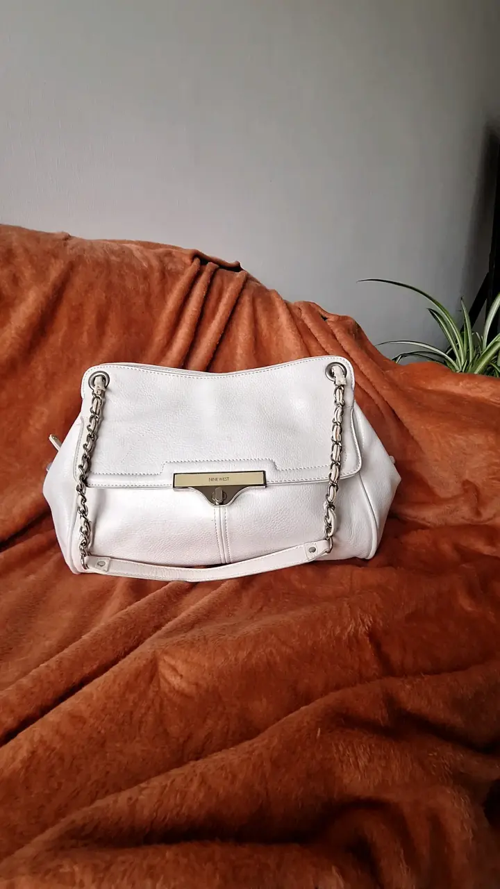 Bolso blanco de cuero Nine West con cadena - 1