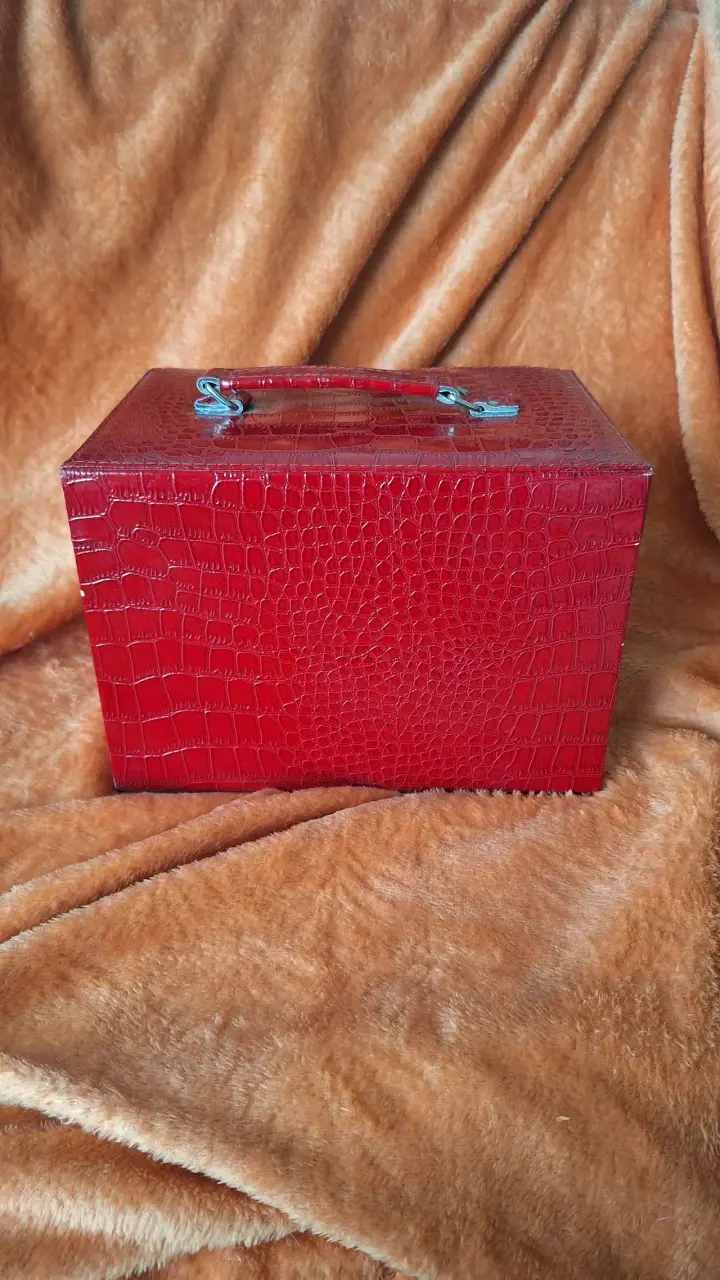 Caja organizadora de joyas roja con espejo - 1