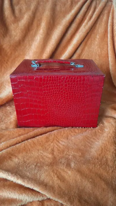 Caja organizadora de joyas roja con espejo - miniatura 1