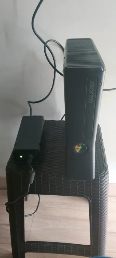 Consola Xbox 360 con control y fuente de poder - miniatura 1