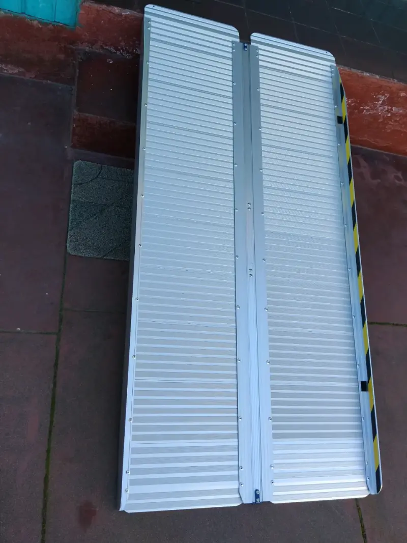 Rampa de aluminio plegable para accesibilidad - 2