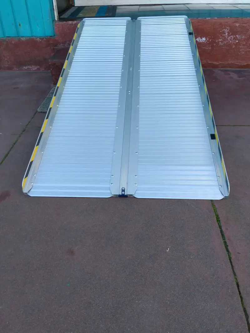 Rampa de aluminio plegable para accesibilidad - 3