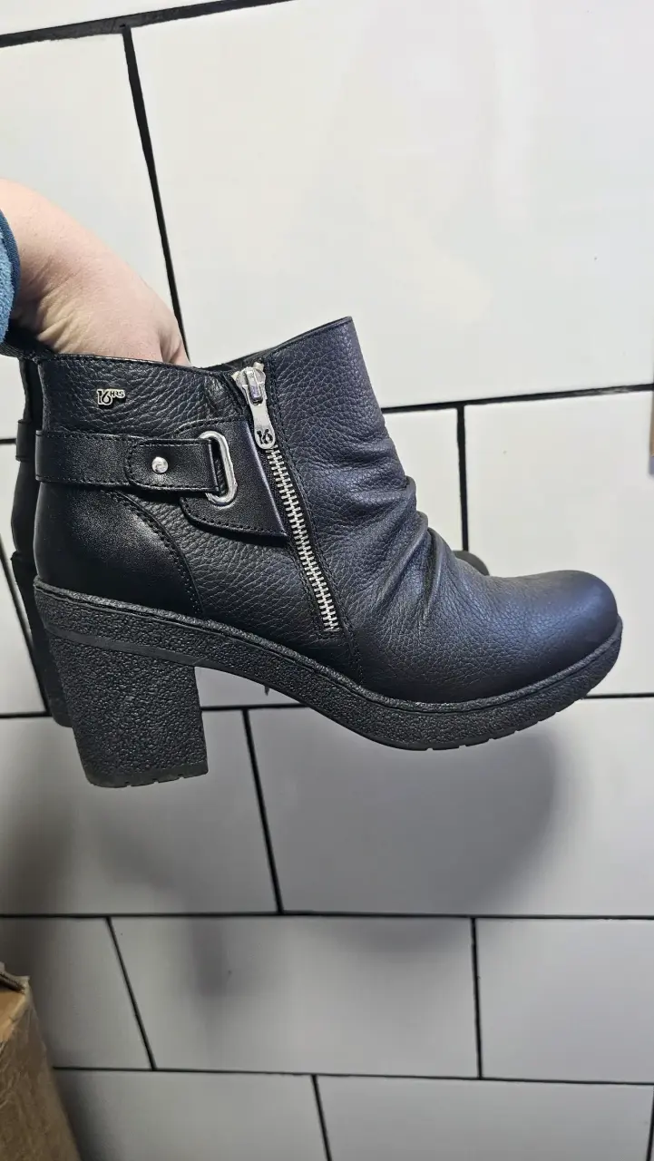 Botines de cuero negro con tacón - 1
