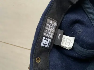 Gorra DC Shoes azul y marrón estilo skate - miniatura 1
