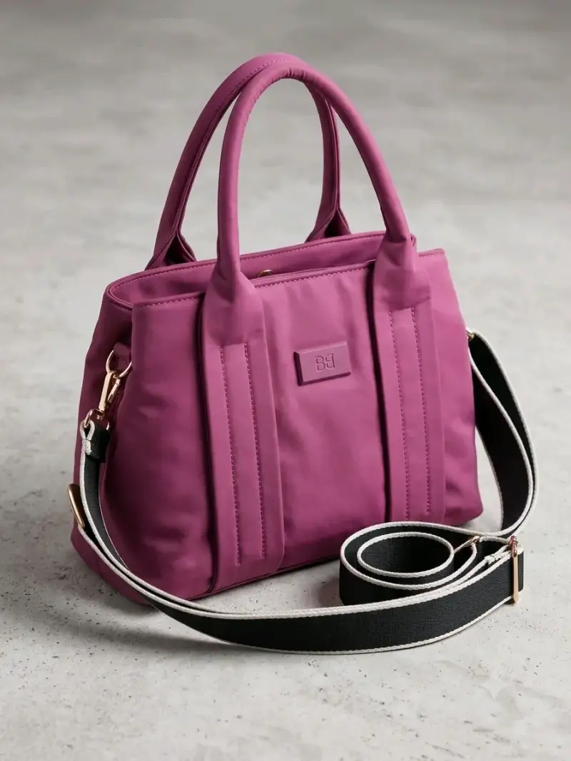 Bolso de mano morado con correa ajustable